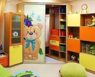 Детская комната с ярким принтом