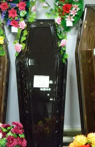 Полированный гроб черного цвета из дерева