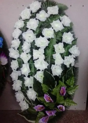 Ритуальный венок-медальон с белыми розами