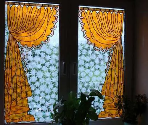 Витражи на окнах
