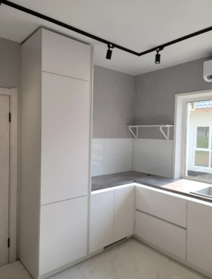 Кухня на заказ в современном стиле минимализма и модерна