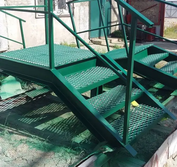 Лестница металлическая с перфорированными ступенями сталь, конструкция, строительство