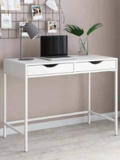 stol_pismennyy_chip_v_magazine_alesha_v_blagoveshchenske