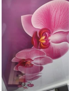 Глянцевый натяжной потолок с фотопечатью и встроенными светильниками.