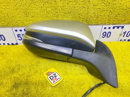 Фото для Уши TOYOTA NOAH/VOXY/ESQUIRE ZRR80G/ZRR80W/ZRR80/ZRR85G/ZRR85W/ZRR85/ZWR80/ZWR80G/ZWR80W 2ZRFXE 2014/Цвет 1F7 перед. прав. (б/у)