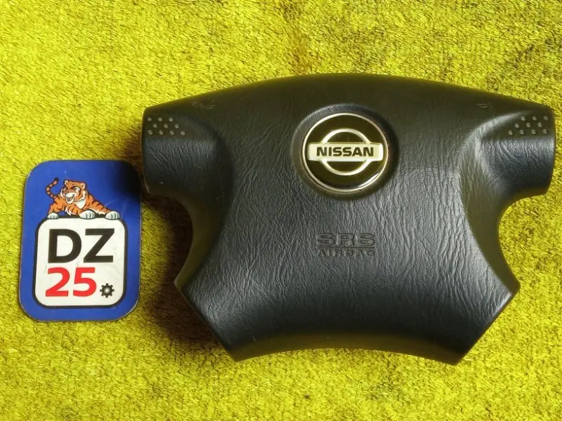 Подушка безопасности водителя Nissan Tino HV10 SR20DE 1998/ С ЗАРЯДОМ перед. прав.