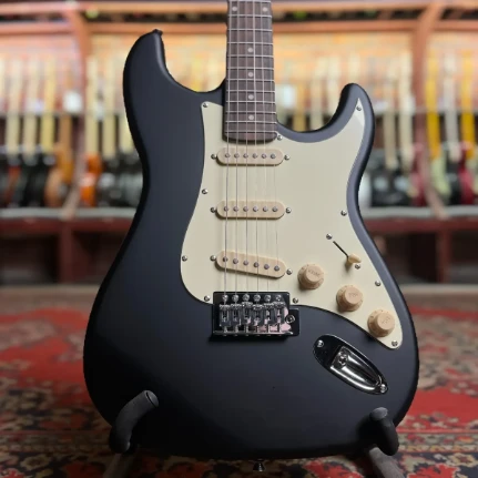 Фото для Электрогитара DeMarco DMSEST202 Stratocaster SSS Black, DeMarco (ДеМарко)