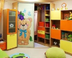 Детская комната с ярким принтом