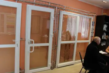 Металлопластиковые тамбурные двери со стеклопакетами в ассортименте