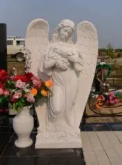 Мемориальная скульптура "Скорбящий ангел с цветами"